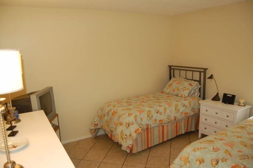 Second Bedroom, Two Twin Beds