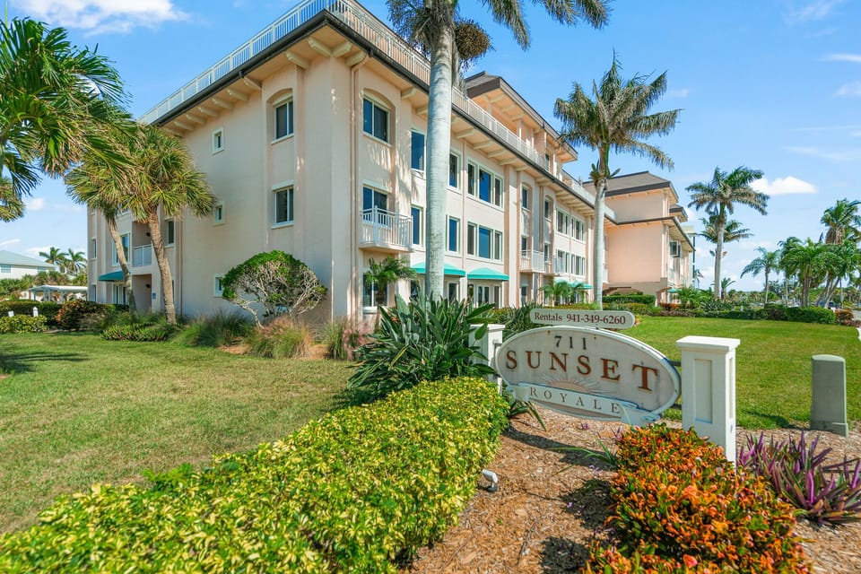 Sunset Royale - Tropical Sands Accommodations