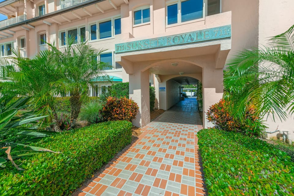 Sunset Royale - Tropical Sands Accommodations