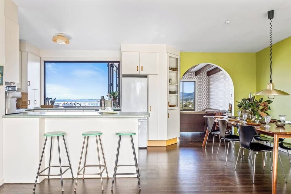 Open plan lounge area with a cool retro vibe, this authentic Austinmer property will provide all of your creature comforts in your home away from home. A large dining table for 8 both inside and out makes it easy for guests to come together. 