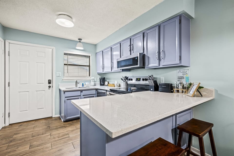 This fully equipped kitchen has everything you need to whip up delicious meals during your stay. From coffee makers to cookware, we’ve got you covered! 🍳☕
