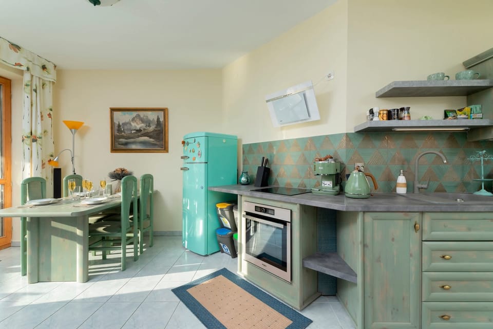 A spacious layout combining the kitchen and dining area, featuring a comfortable and functional design.