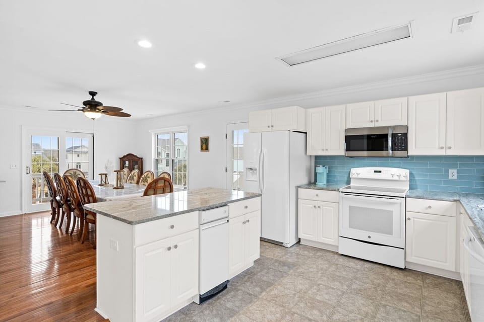 Kitchen & Dining Area