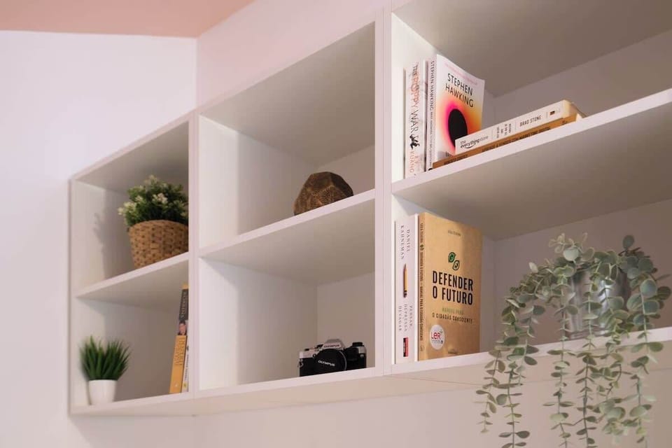 Pode guardar os seus pertences, livros e câmaras na parte superior da cama.