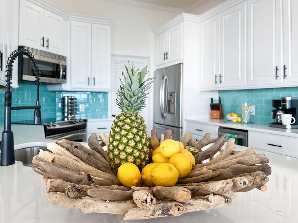 And the fully stocked gourmet kitchen makes gastronomy easy!