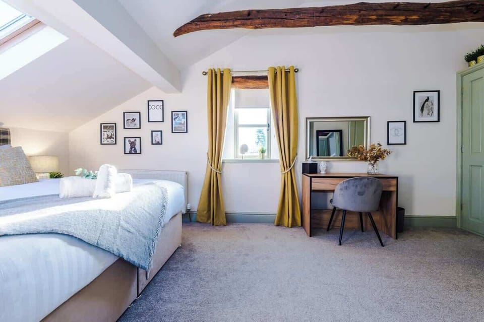 The master bedroom is equipped with a super-king. This bedroom benefits from a private en-suite and a 40-inch SMART TV with Netflix.