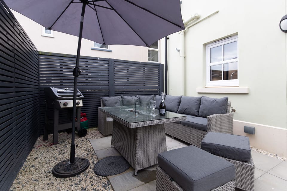 Cottage Mews Seaside Cottage, Sea Views