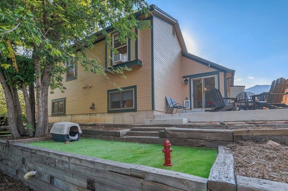 Welcome to Aspen Glen! Let your furry friends run around the back yard and enjoy having a space to run off energy and stretch their legs!