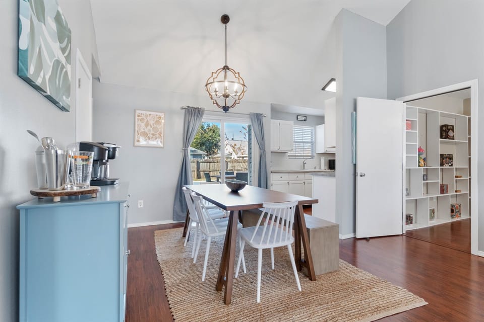 The room also comes with direct access to the outside through a sliding door. Who’s coming?!