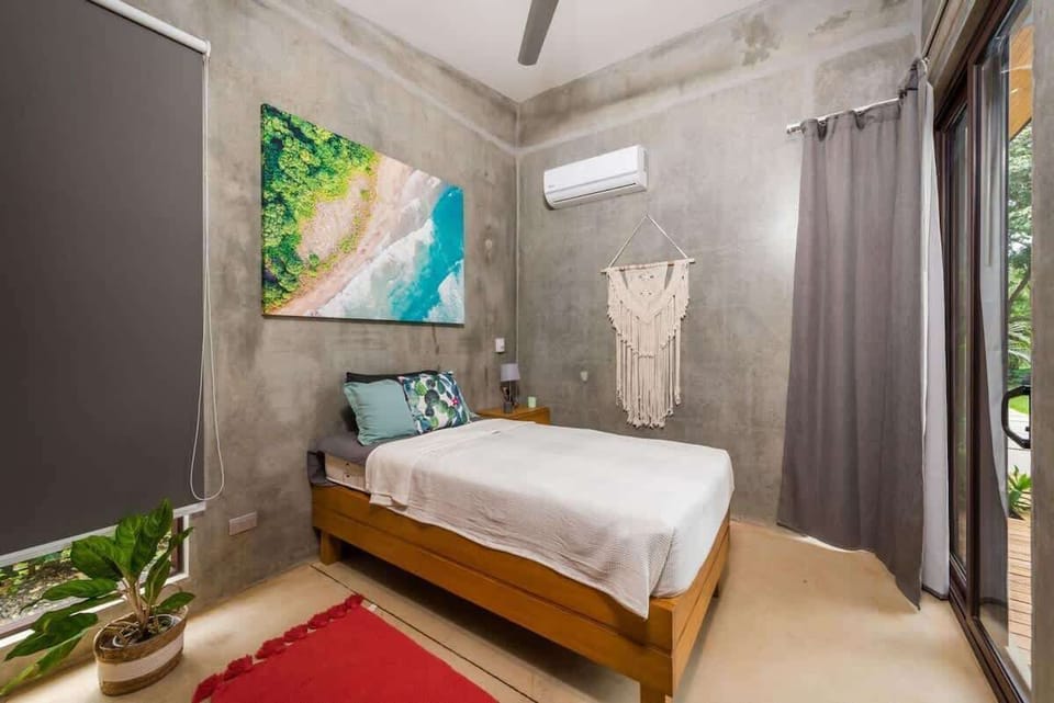 Second guest bedroom , 2 single beds