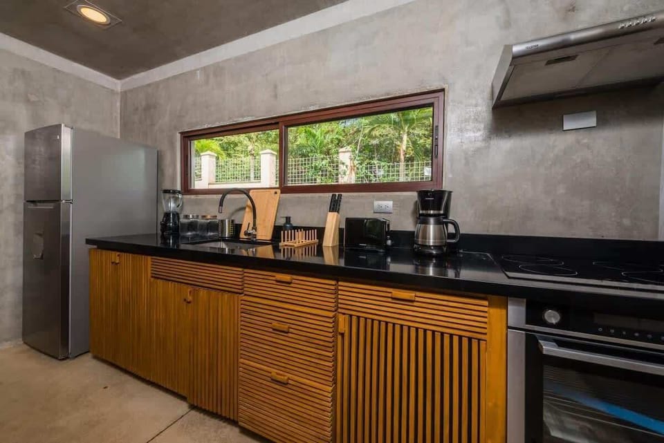 Gourmet kitchen, fully stocked