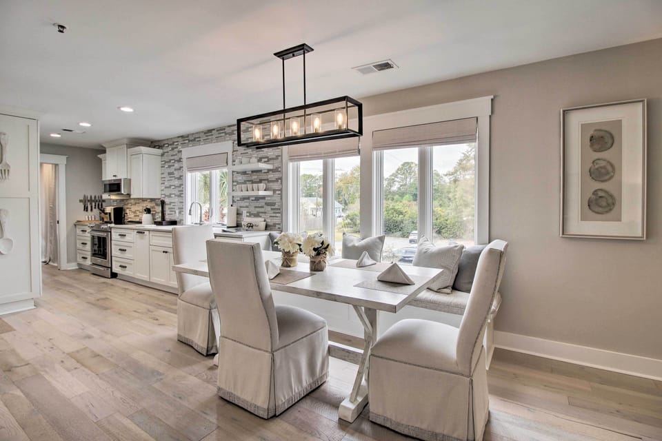 Dining Area | Dishware & Flatware Provided