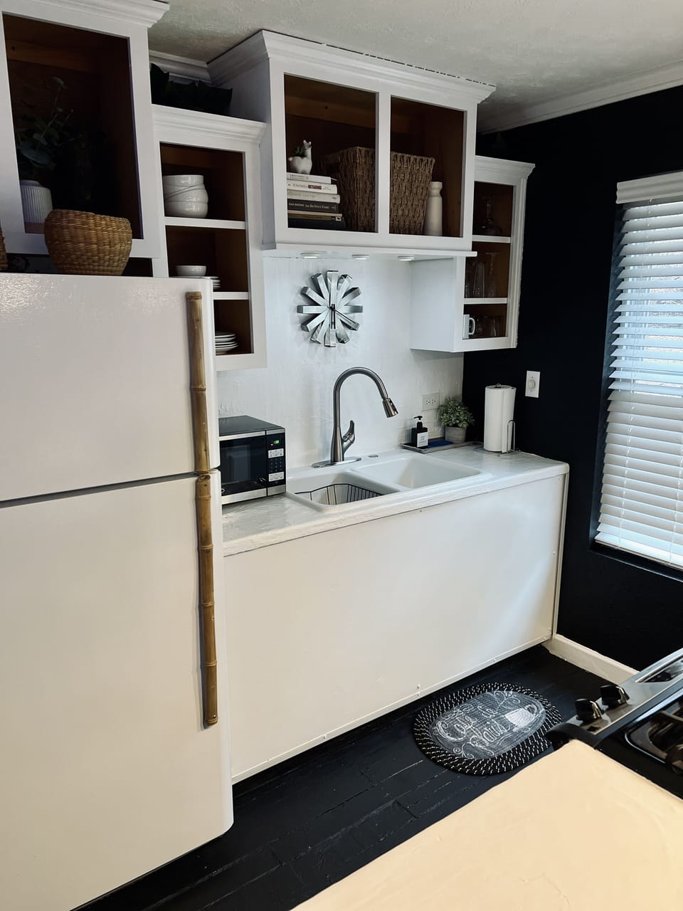 Kitchen has everything you need.