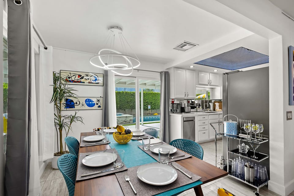 Dining area with view on SPA and Pool