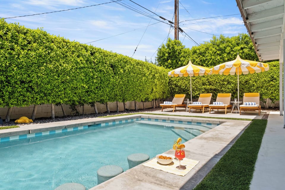 Sip a cool drink at our swim-up bar or snack in the pool —ideal for fun and relaxation under the sun