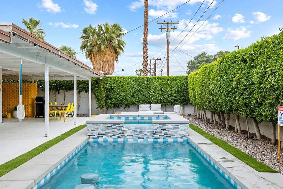 Enjoy your juice or drink at this cool swim-up pool bar! Please no glass near the pool area