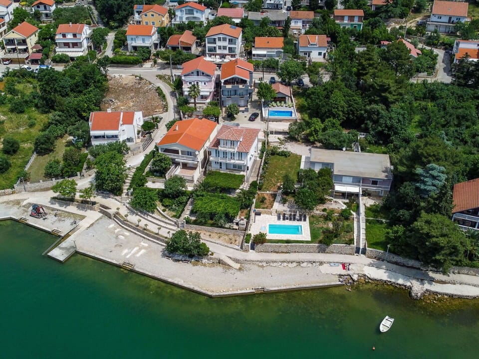 Water, Building, Property, Nature, Plant, Tree, Architecture, Lake, House, Urban Design