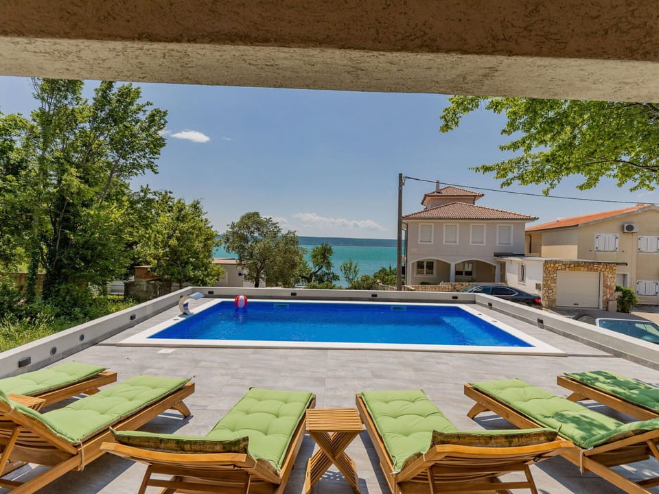 Water, Sky, Daytime, Property, Window, Swimming Pool, Plant, Building, Nature, Azure