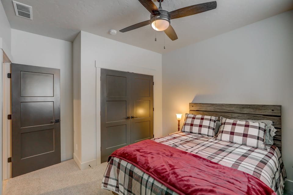 Queen guest room 2