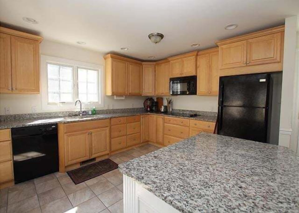 Kitchen with Double Oven, Microwave, Dishwasher, Blender, Coffee Machine....