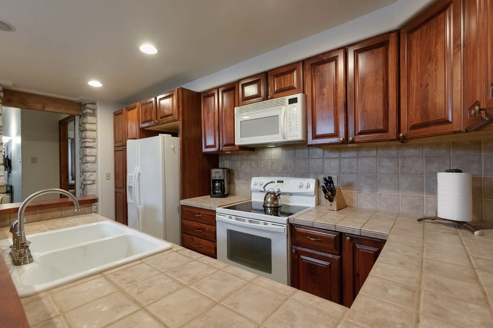 Fully stocked kitchen. Cuisinart Coffee,  Blender, Henkel Knives, crockpot.