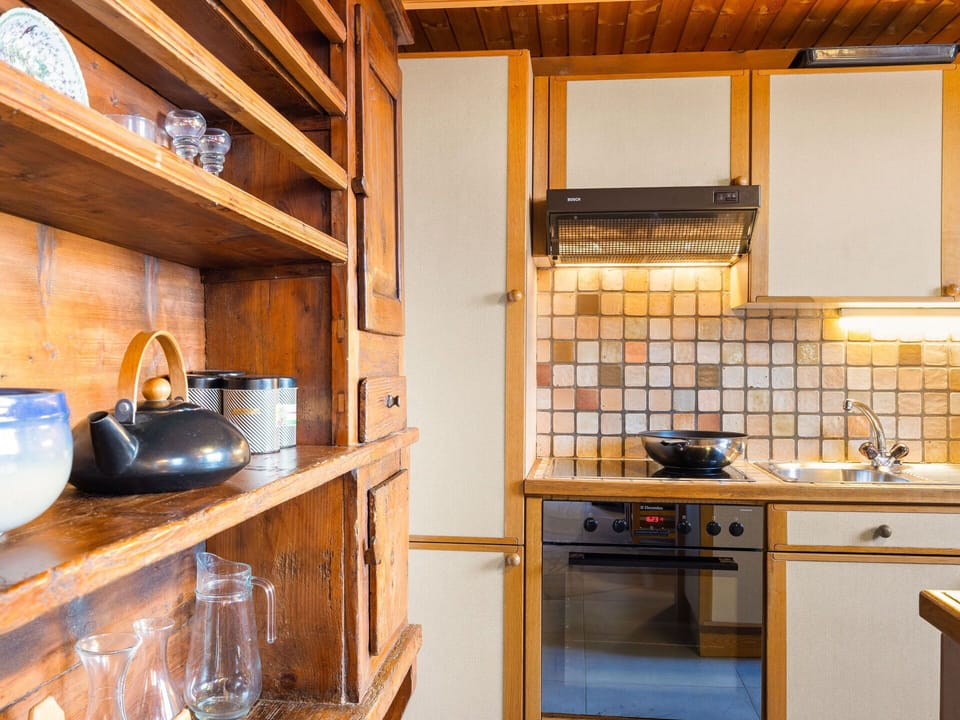 Cabinetry, Property, Countertop, Building, Kitchen Appliance, Wood, Kitchen Stove, Kitchen Sink, Kitchen, Shelving