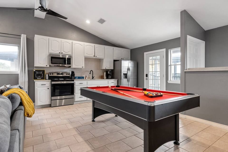 The casita comes with a kitchen equipped with all major appliances (EXCEPT dishwasher). For coffee, you'll find the same Ninja Dual brew coffee maker as the main house (includes both 12 cup drip coffee + K-cups)