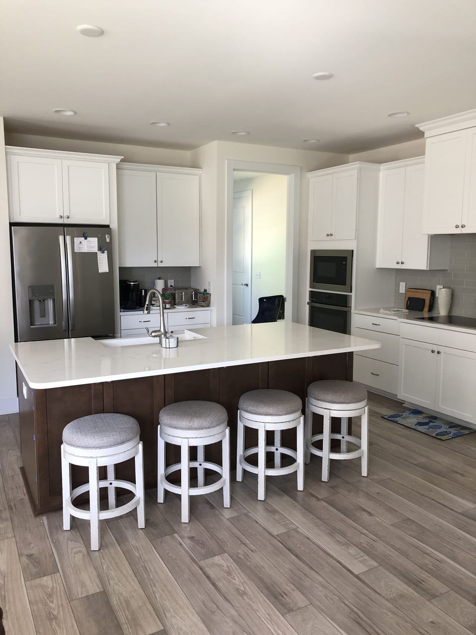 Spacious kitchen, fully equipped, counter seating for four