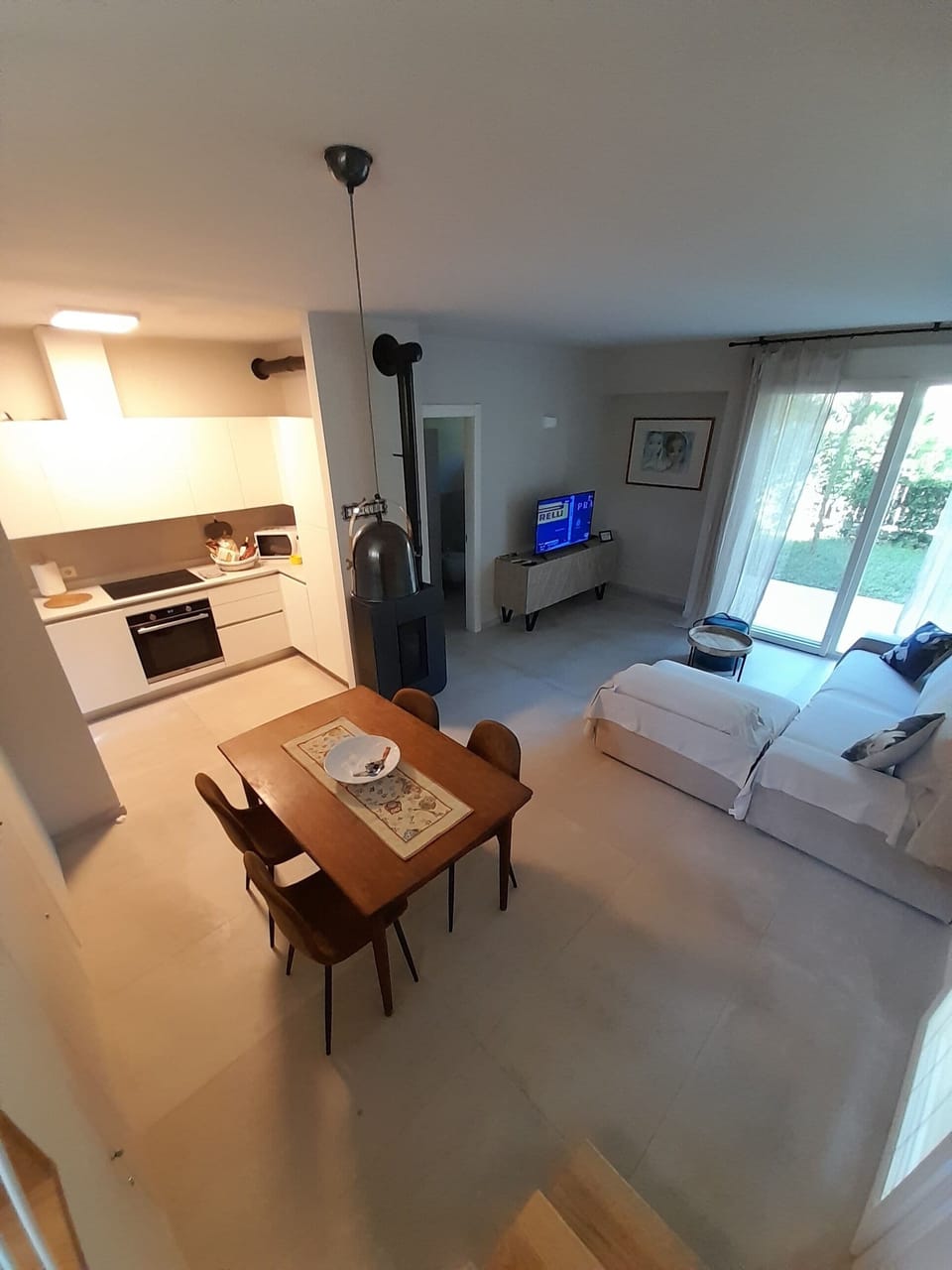 Cucina, zona pranzo e soggiorno