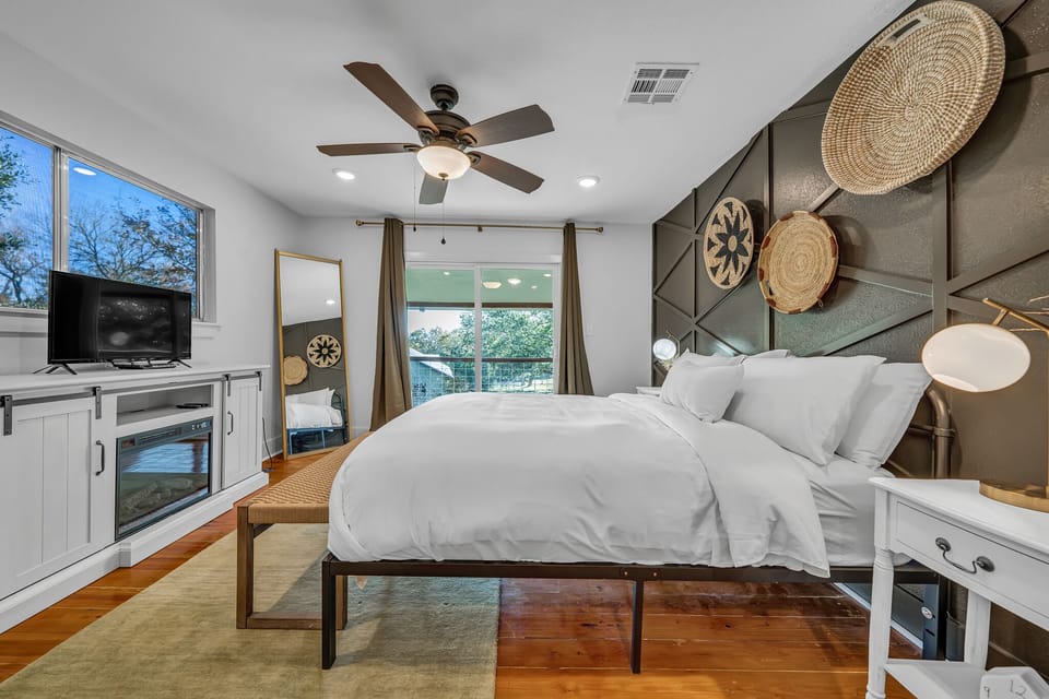 Large room with balcony and bathroom right off the suite 