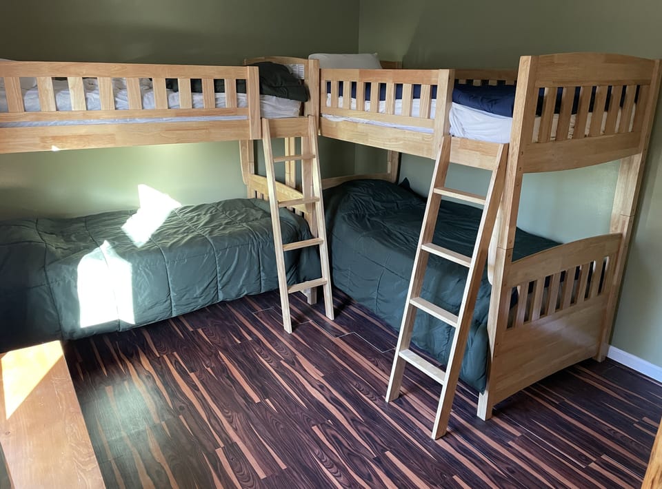 Second bedroom with bunkbeds. 