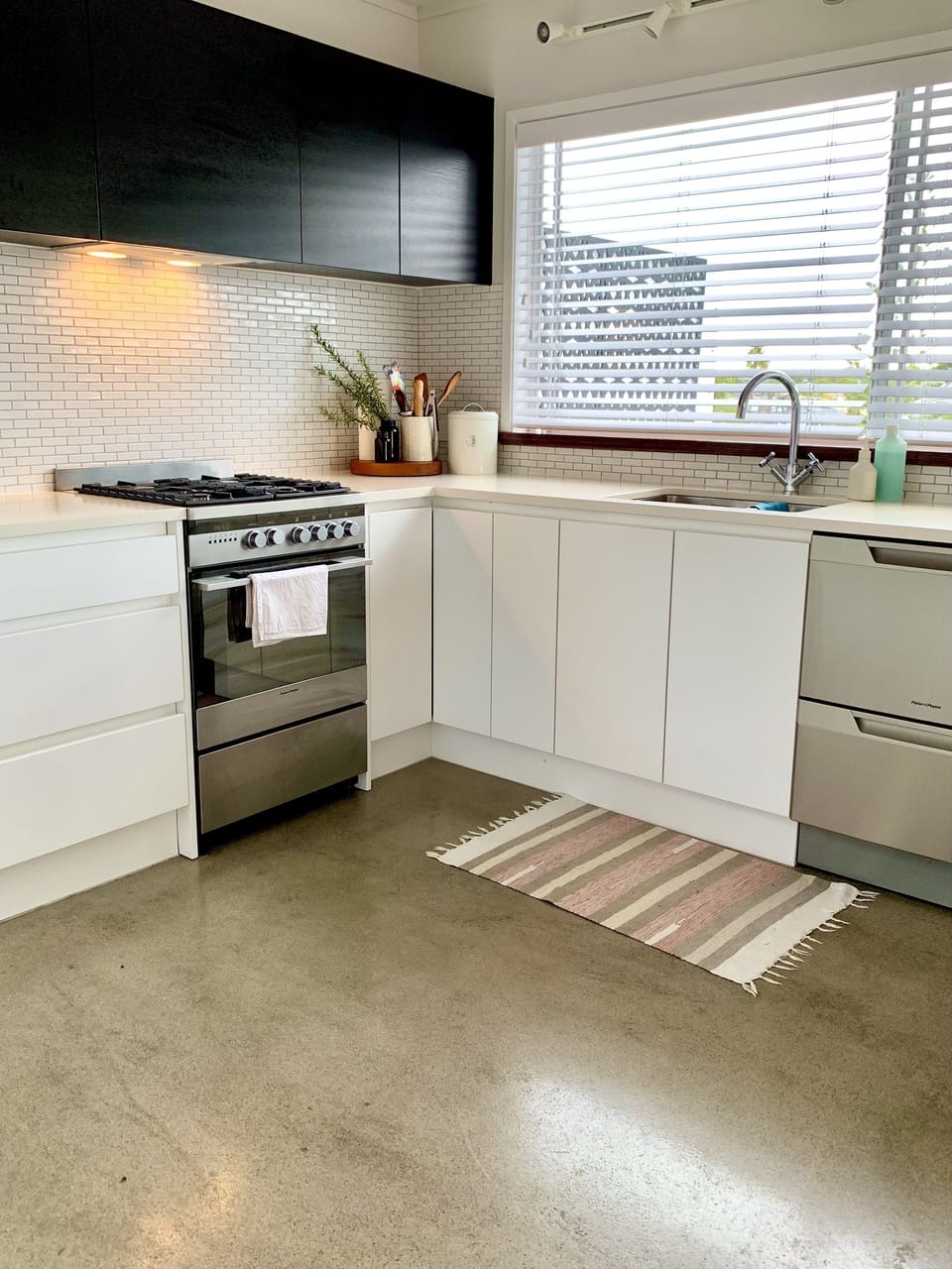 Spacious modern fully kitted kitchen