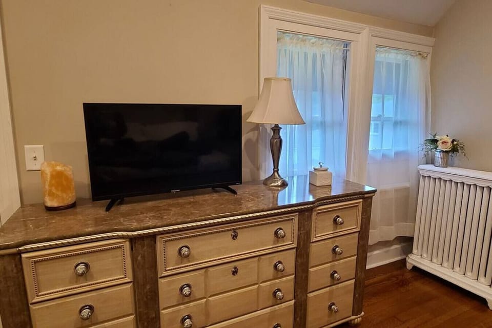 Dresser/TV w/ ROKU