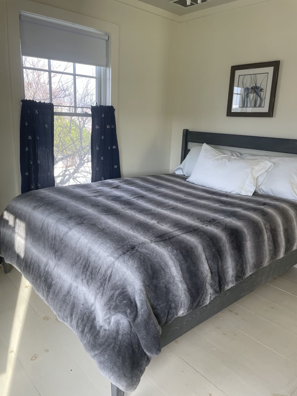 2nd floor back bedroom-Queen