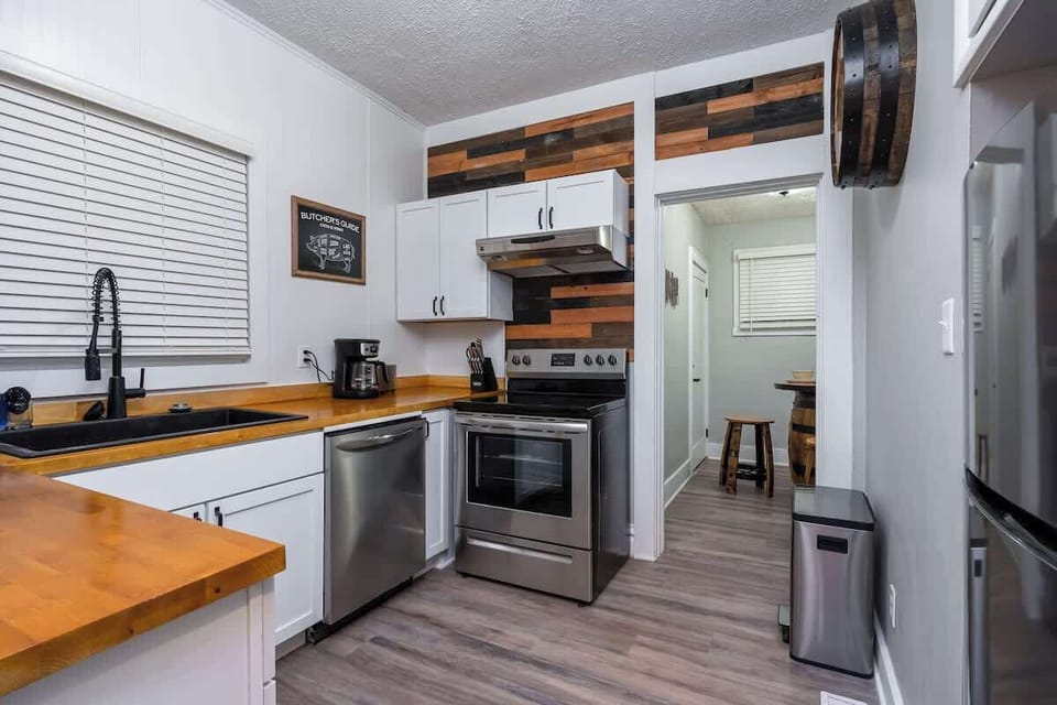 Kitchen 
Fully stocked with all your main cooking needs