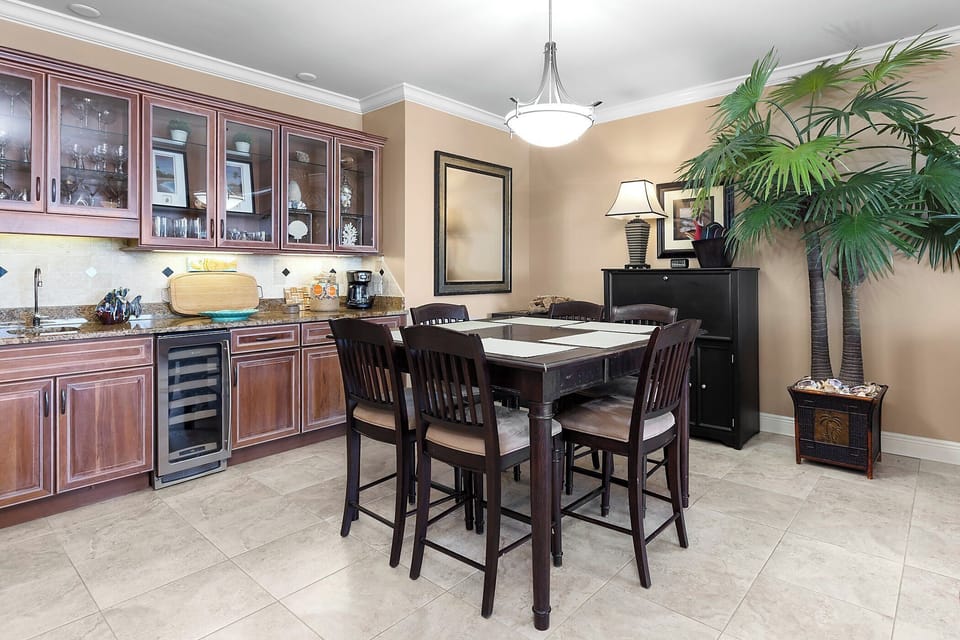 Dining Area - Seats Six