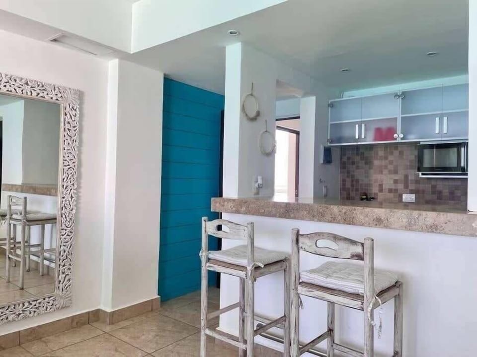 Equipped kitchenette with breakfast bar