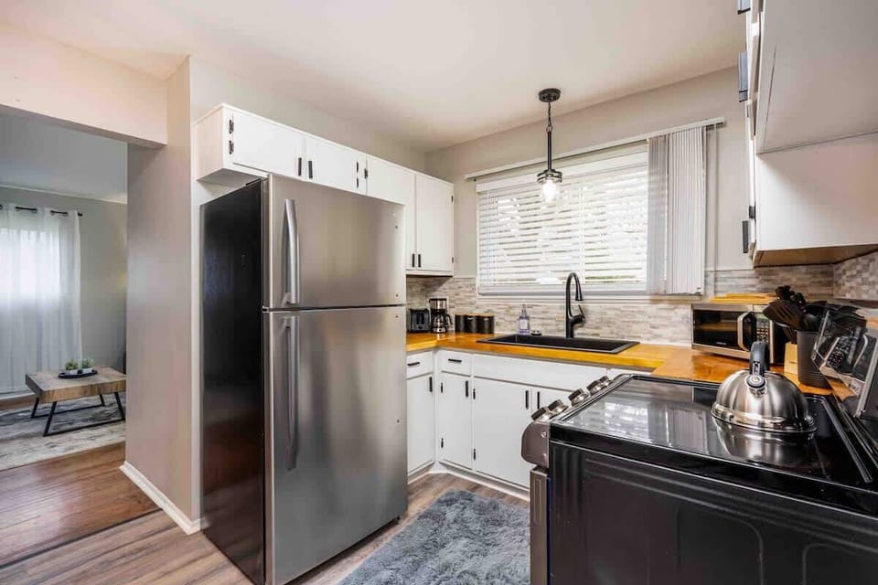 Kitchen and Dining room.
Equipped with all your main cooking essentials.