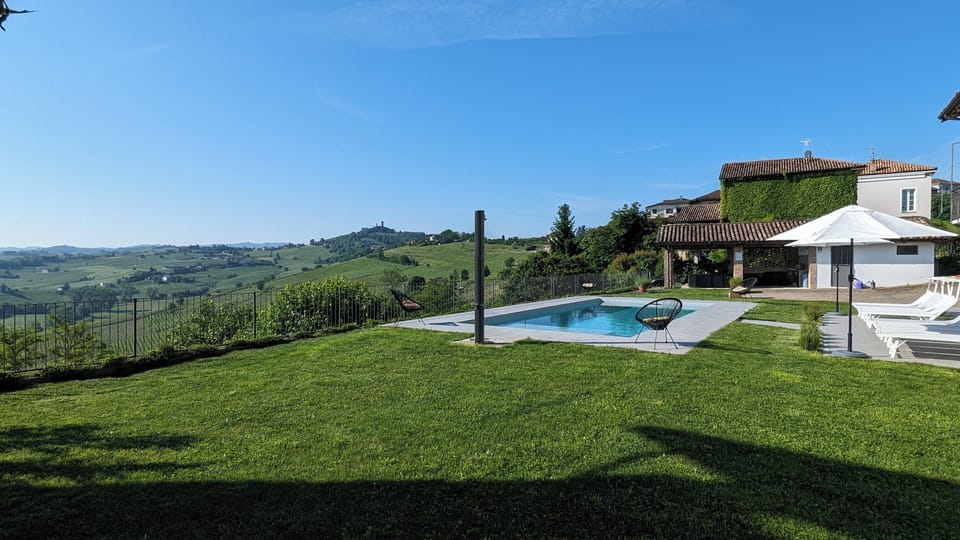 Garden and pool of Villa Perla
