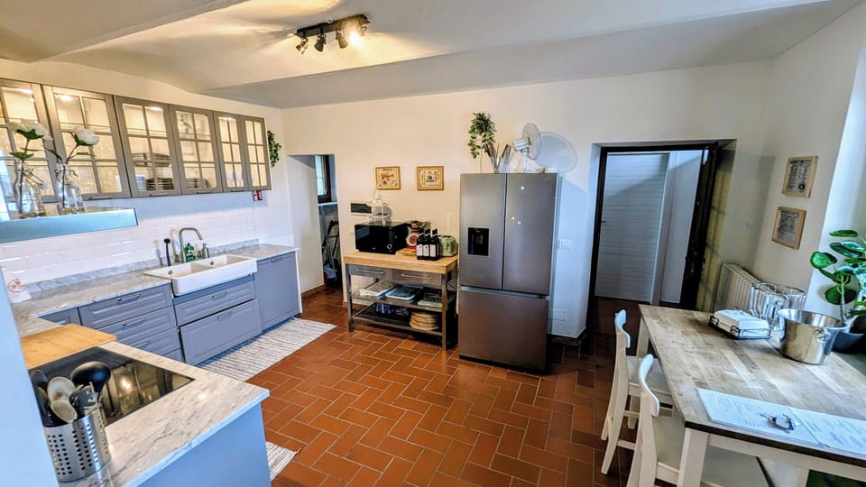 Fully equipped kitchen with oven, induction hob, dishwasher, fridge, ...