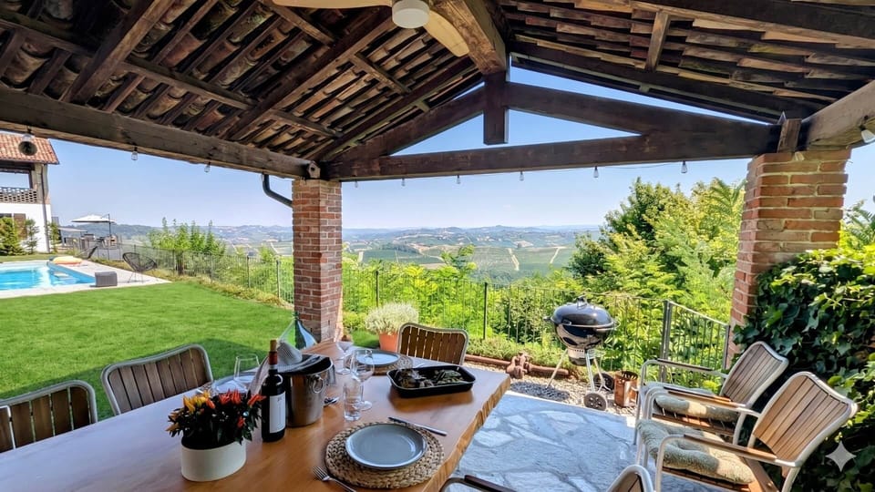 Outdoor dining area with views on the vineyards