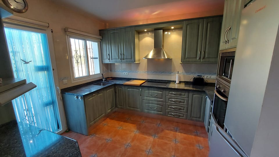 
A fully equipped kitchen featuring a comprehensive range of appliances
