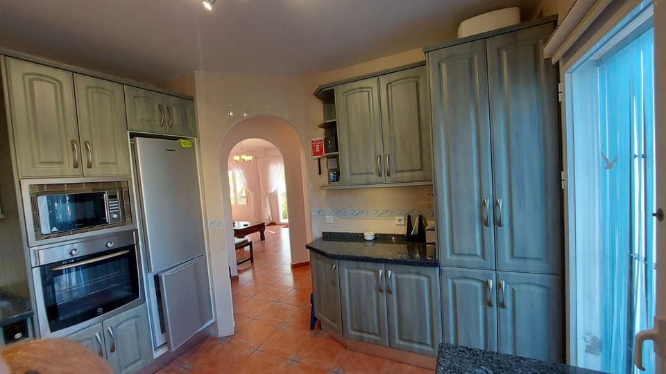 
A fully equipped kitchen featuring a comprehensive range of appliances
