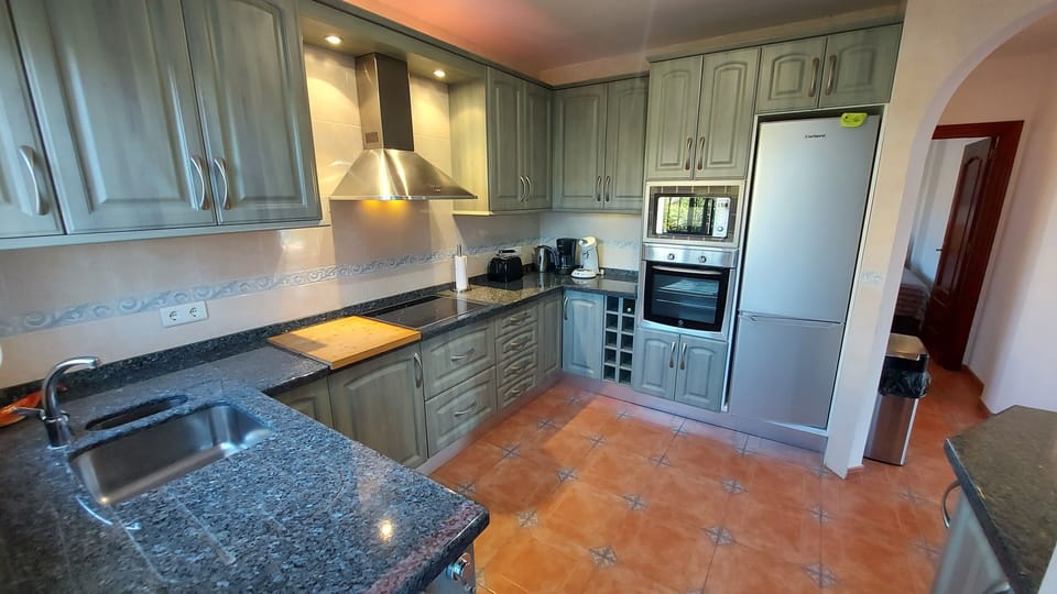 
A fully equipped kitchen featuring a comprehensive range of appliances

