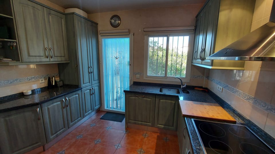 
A fully equipped kitchen featuring a comprehensive range of appliances
