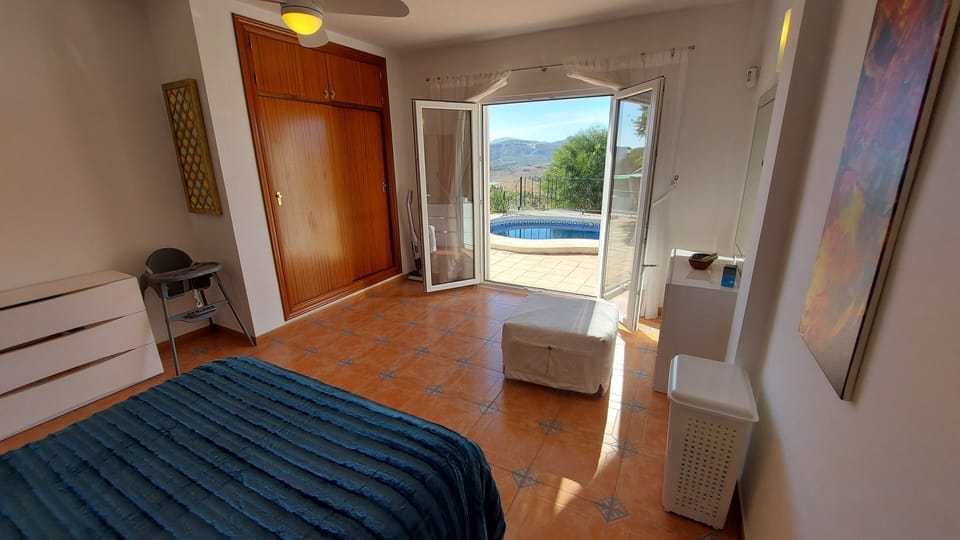 Spacious bedroom 1: air conditioning, ample wardrobes, wardrobes and VIEW!