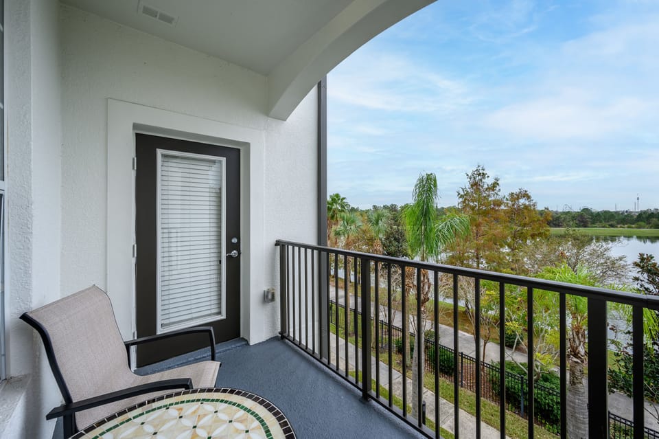 Balcony with a view of the lake
