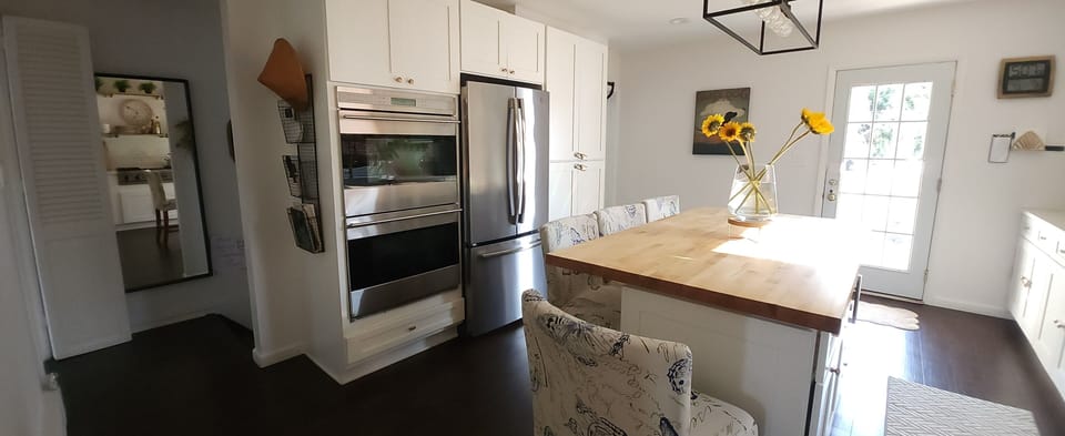 Large chefs Eat in Kitchen with backyard access to grill
