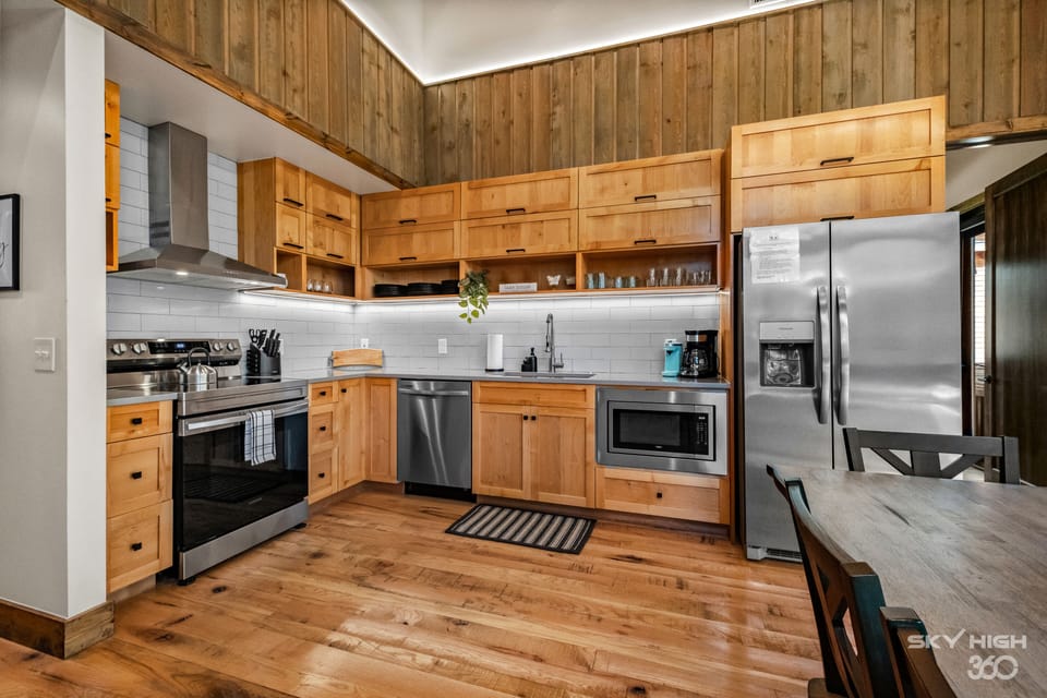 Fully stocked kitchen for all of your cooking needs!