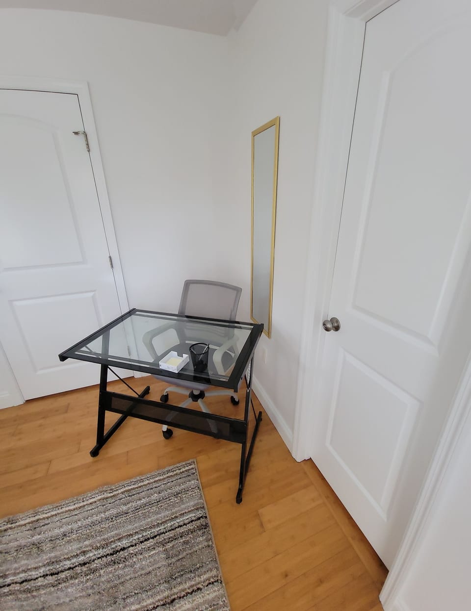 Desk chair and table